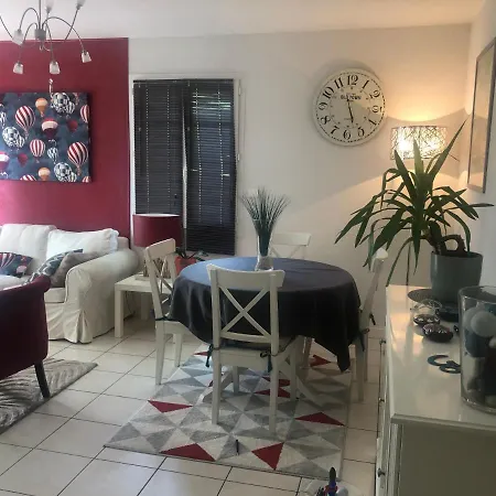 De Standing Apartment